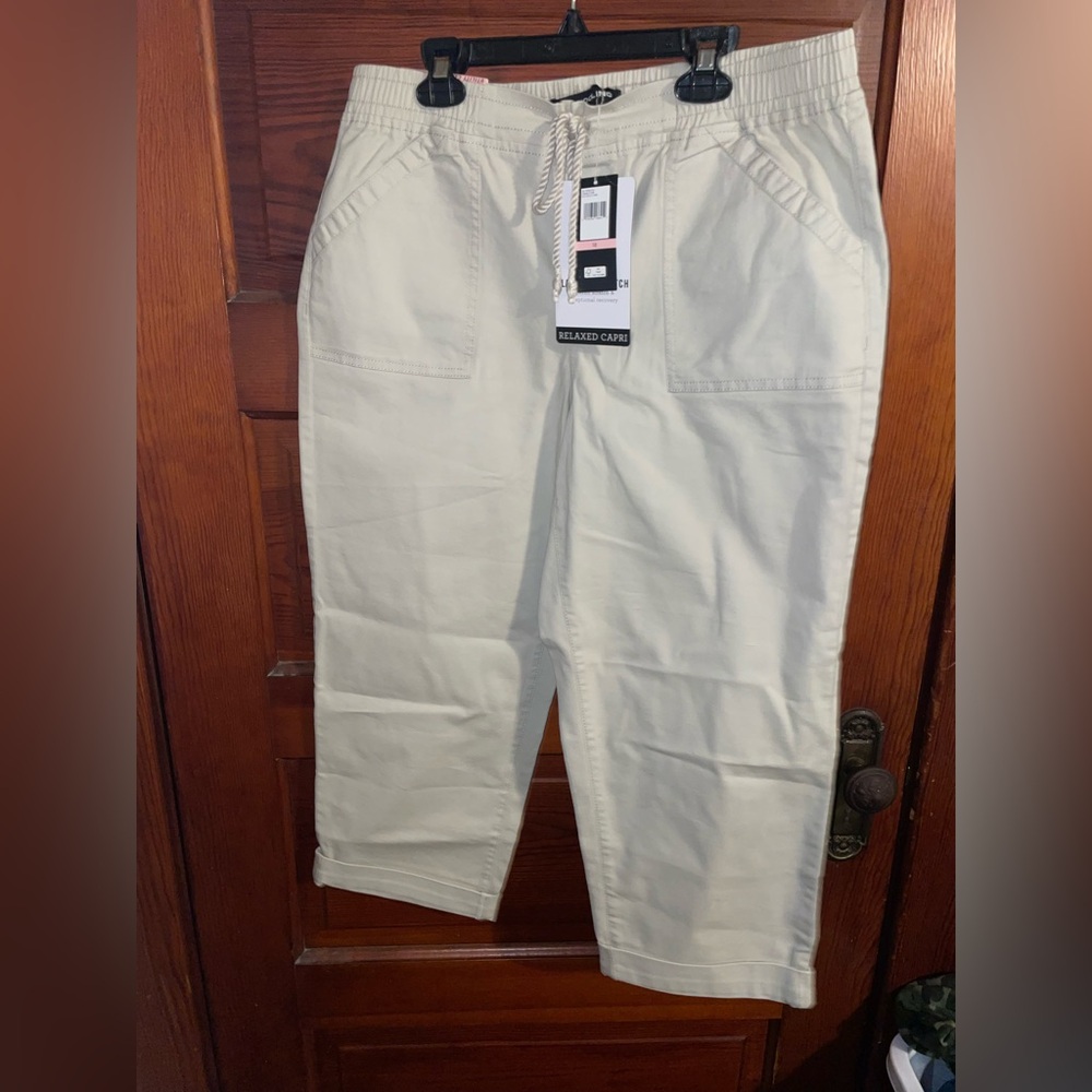 New With Tags Bandolino Utility Pull On Khaki Capris *Make Offers* - Picture 2 of 10